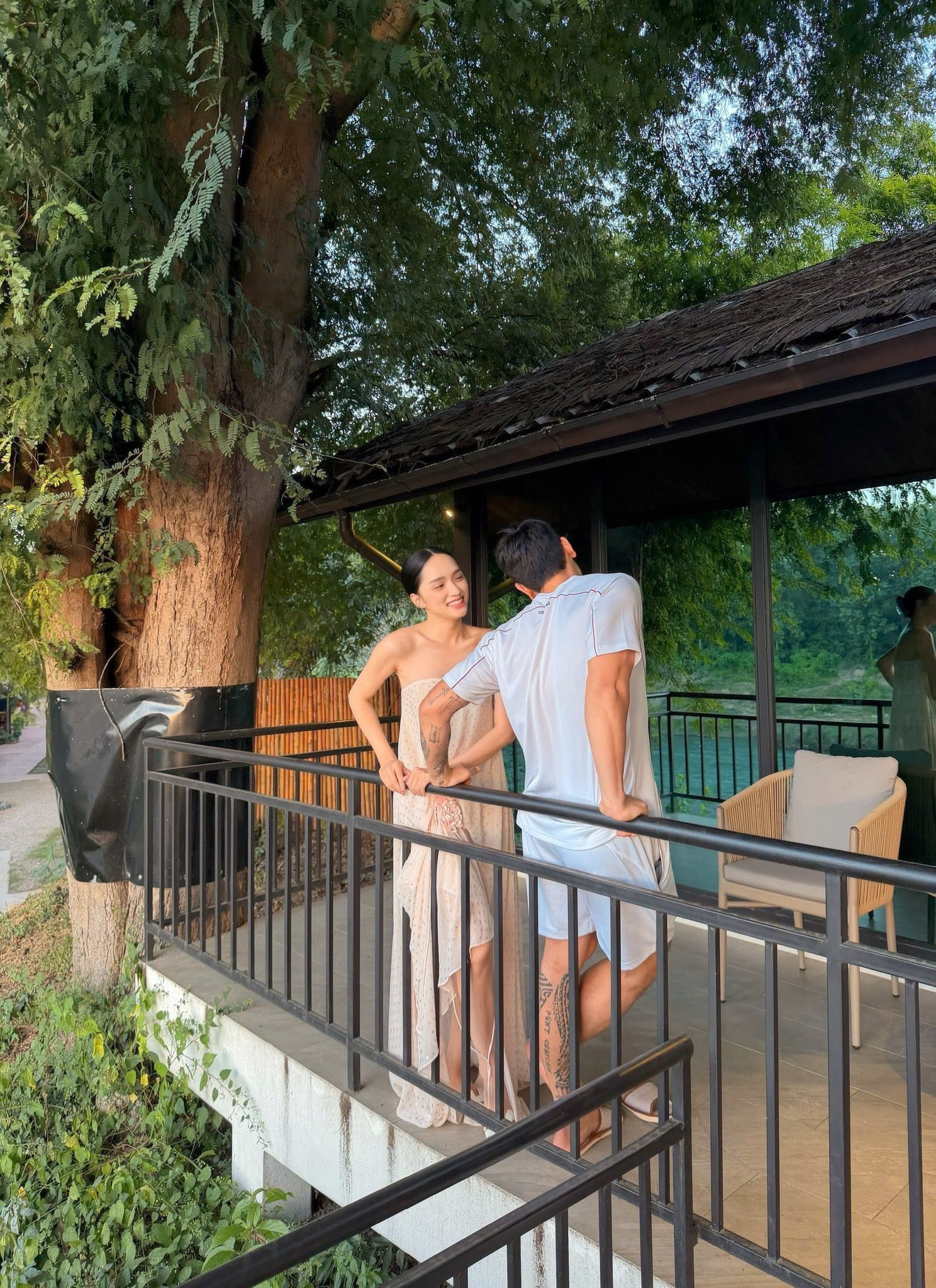 Hương Giang quấn quýt bên