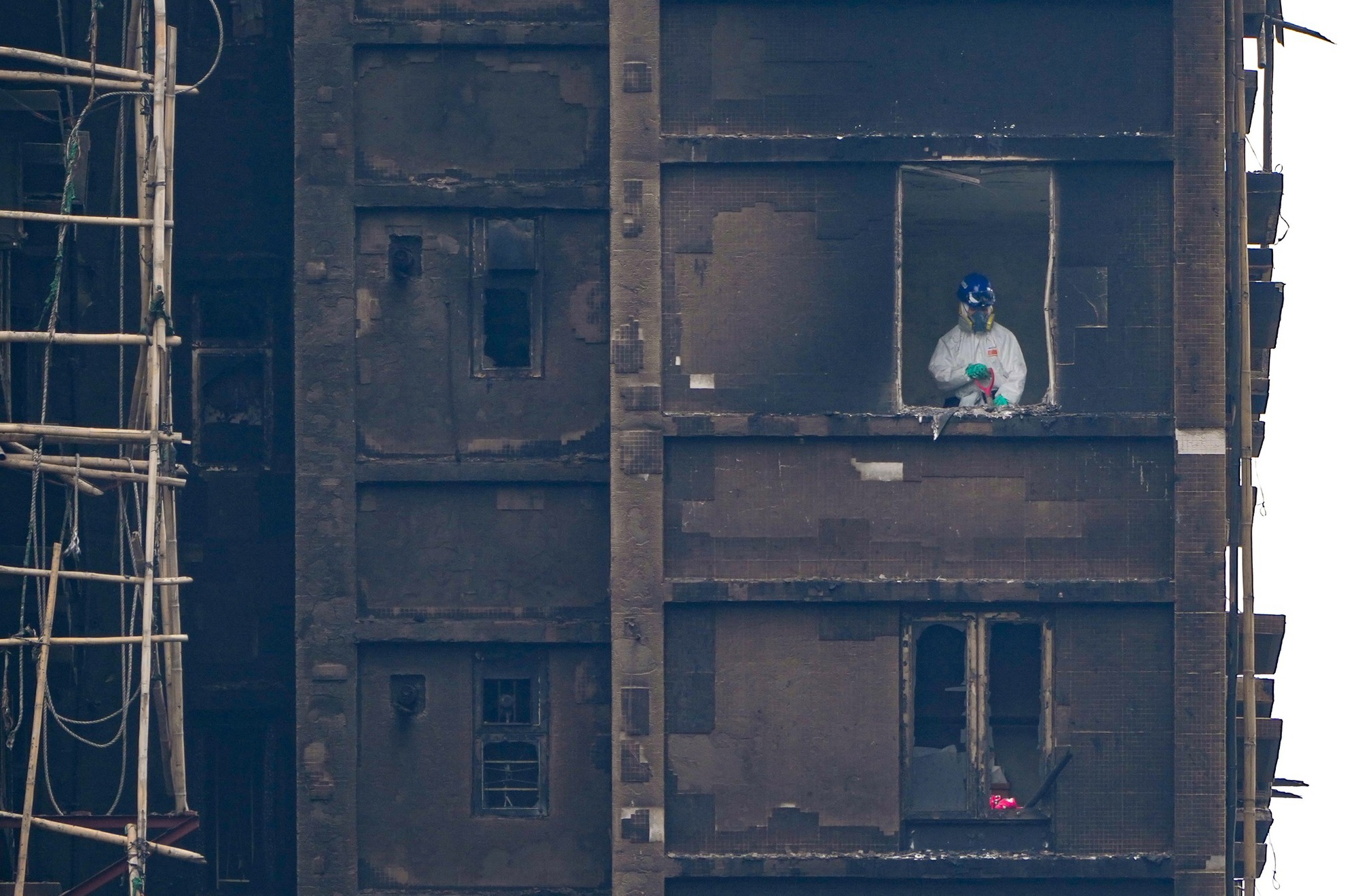 Đội cứu hộ tìm kiếm thi thể bằng tay không tại tòa chung cư Hong Kong (Trung Quốc): “Chúng tôi muốn khóc mà phải kìm nén”- Ảnh 1.