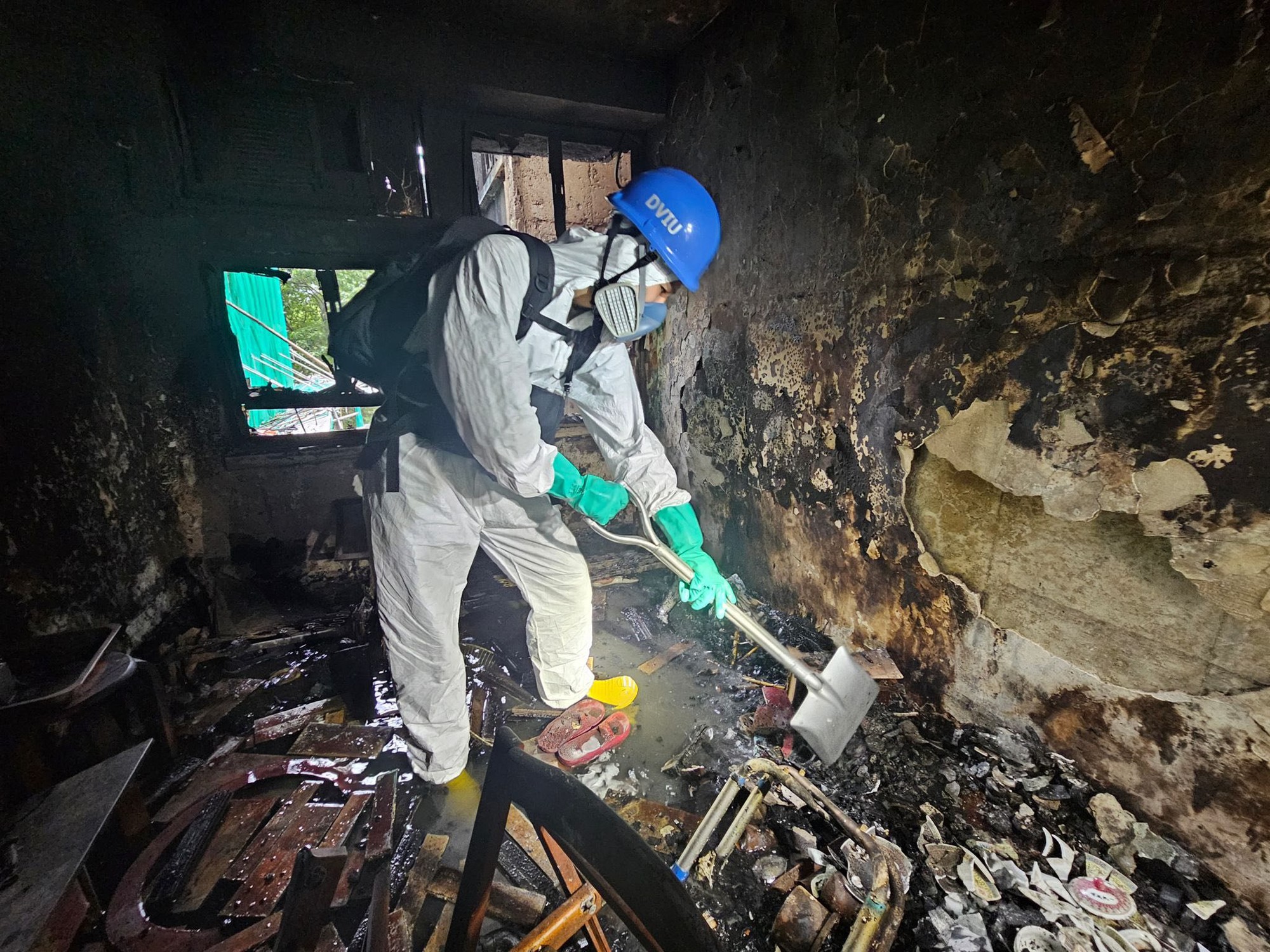 Đội cứu hộ tìm kiếm thi thể bằng tay không tại tòa chung cư Hong Kong (Trung Quốc): “Chúng tôi muốn khóc mà phải kìm nén”- Ảnh 3.