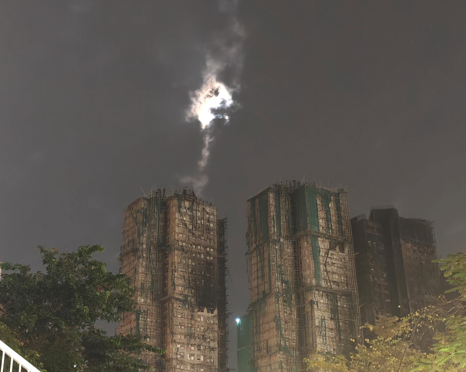 Ánh sáng lạ xuất hiện tại khu chung cư bị cháy tại Hong Kong (Trung Quốc) đúng 1 tuần sau thảm kịch- Ảnh 1.