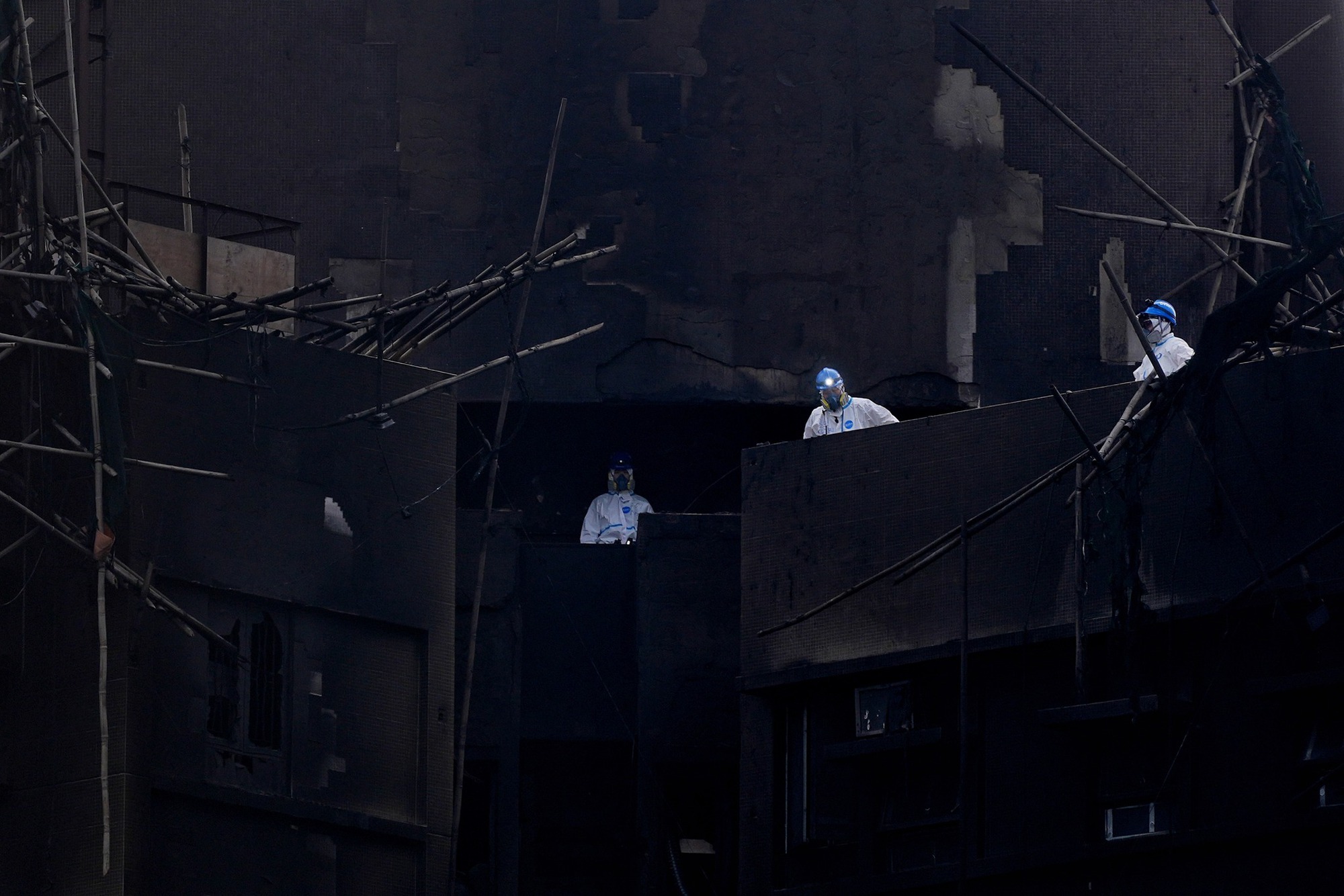 Đội cứu hộ tìm kiếm thi thể bằng tay không tại tòa chung cư Hong Kong (Trung Quốc): “Chúng tôi muốn khóc mà phải kìm nén”- Ảnh 8.