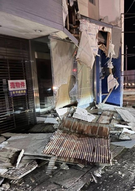 Những hình ảnh kinh hoàng trong trận động đất 7,5 độ tại Nhật Bản: Cả thành phố rung chuyển, nhiều người bị thương, 90.000 người sơ tán- Ảnh 4. Những hình ảnh kinh hoàng trong trận động đất 7,5 độ tại Nhật Bản: Cả thành phố rung chuyển, nhiều người bị thương, 90.000 người sơ tán- Ảnh 4.