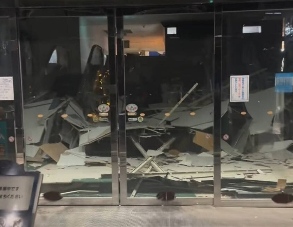 Những hình ảnh kinh hoàng trong trận động đất 7,5 độ tại Nhật Bản: Cả thành phố rung chuyển, nhiều người bị thương, 90.000 người sơ tán- Ảnh 2. Những hình ảnh kinh hoàng trong trận động đất 7,5 độ tại Nhật Bản: Cả thành phố rung chuyển, nhiều người bị thương, 90.000 người sơ tán- Ảnh 2.