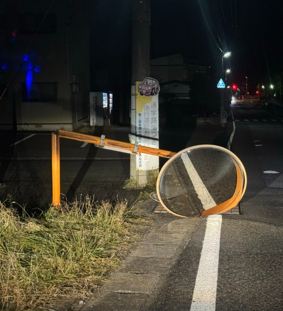 Những hình ảnh kinh hoàng trong trận động đất 7,5 độ tại Nhật Bản: Cả thành phố rung chuyển, nhiều người bị thương, 90.000 người sơ tán- Ảnh 3. Những hình ảnh kinh hoàng trong trận động đất 7,5 độ tại Nhật Bản: Cả thành phố rung chuyển, nhiều người bị thương, 90.000 người sơ tán- Ảnh 3.