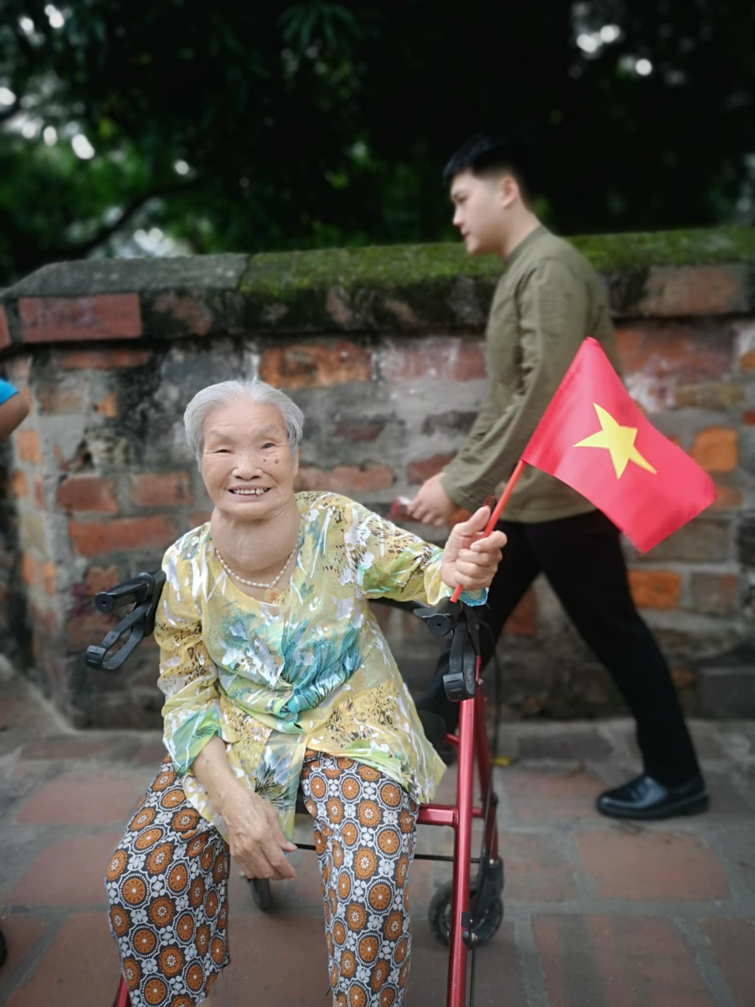 Hành trang duy nhất cụ Ý mang theo trên người là lá cờ tổ quốc