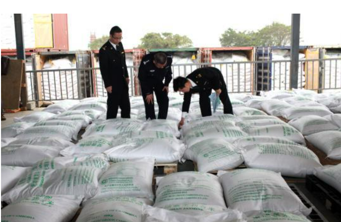 Kiểm tra đột xuất 28 container gạo nhập khẩu, hải quan bắt giữ 7 đối tượng, triệt phá thành công đường dây buôn lậu hơn 2.803 tấn gạo trị giá hơn 104 tỷ đồng- Ảnh 2.