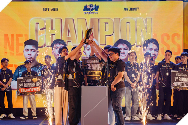 Màn nâng cúp vô địch realme Cup 2025 đầy cảm xúc của đội tuyển Eternity AOV
