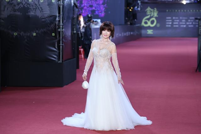 Đây là người thật hay là yêu quái: U80 vẫn trẻ đẹp như mới 40, visual đúng chuẩn sang xịn mịn- Ảnh 1.