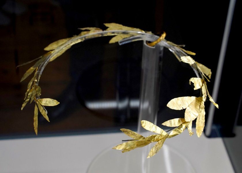 Đang đào nền công viên, công nhân chạm phải hài cốt 2.100 tuổi kỳ lạ đội vòng hoa tuyệt mỹ: Bí mật bên trong gây sốc- Ảnh 2.