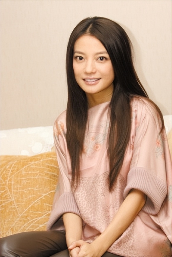 Tài sản bị phong tỏa, Triệu Vy bấu víu vào con gái 15 tuổi như “tấm phao cứu mạng”- Ảnh 1. Tài sản bị phong tỏa, Triệu Vy bấu víu vào con gái 15 tuổi như “tấm phao cứu mạng”- Ảnh 1.