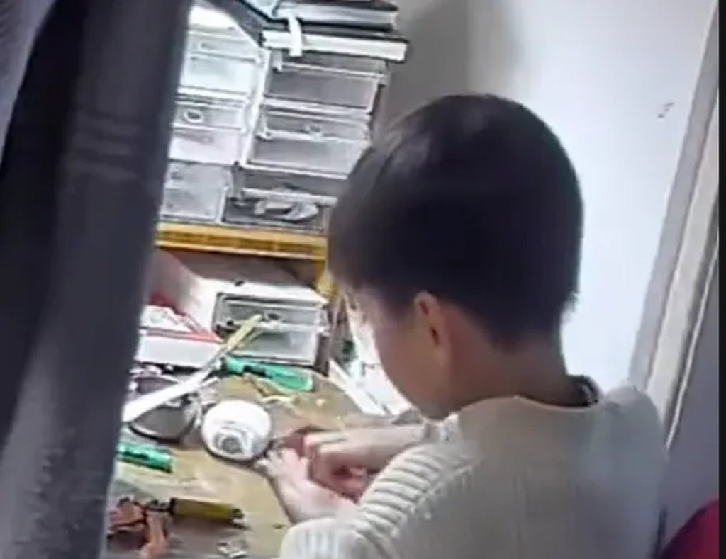 Bé trai 8 tuổi cắt vụn dây chuyền vàng của mẹ đem tặng bạn cùng lớp, bố mẹ sốc khi xem lại camera- Ảnh 1.