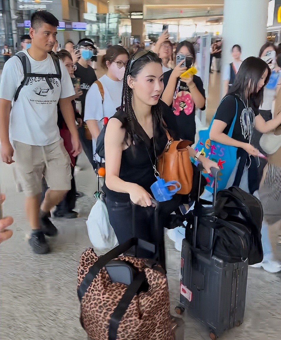 5ebf088c48754bd7aa54232c668d0288tplv-tt-origin-webgif-175739009412286621827-1757404765436-17574047657821540843136 "Quý bà trung niên" Trương Bá Chi lộ diện với mặt mộc: Da trắng phát sáng, gầy tới mức má hóp khiến netizen lo lắng 5ebf088c48754bd7aa54232c668d0288tplv tt origin webgif 175739009412286621827 1757404765436 17574047657821540843136