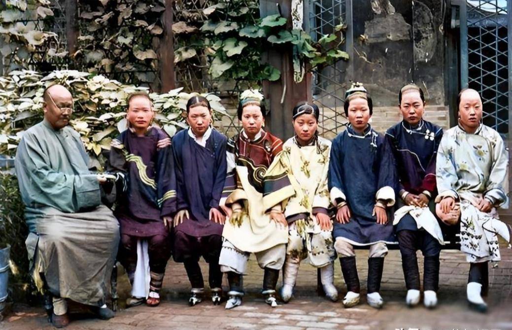 Bộ ảnh hiếm chụp thời nhà Thanh hơn 100 năm trước: Ngỡ ngàng trước nhan sắc giai nhân đứng cạnh Từ Hi Thái hậu- Ảnh 10.