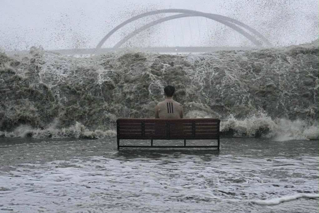 Bức ảnh khó hiểu trong siêu bão Ragasa- Ảnh 1.