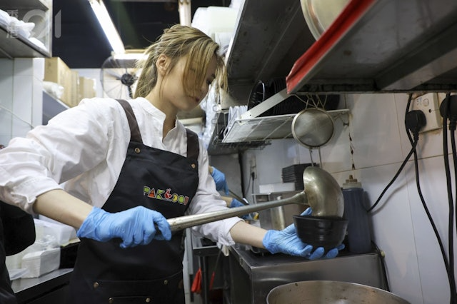 Mỹ nhân showbiz tháo chạy khỏi bạn trai giám đốc, giờ đi rửa chén làm phục vụ kiếm sống- Ảnh 6.