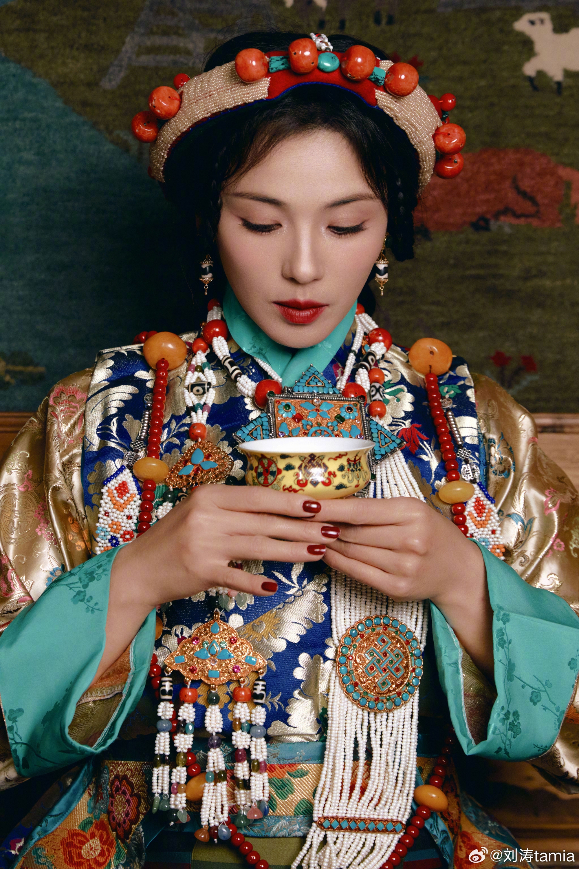 "Mỹ nhân Tây Tạng" đẹp nhất Tết 2025: U50 mà trẻ không tưởng, quốc bảo nhan sắc của màn ảnh Trung Quốc 6 1206 1738257993259 17382579939365873895