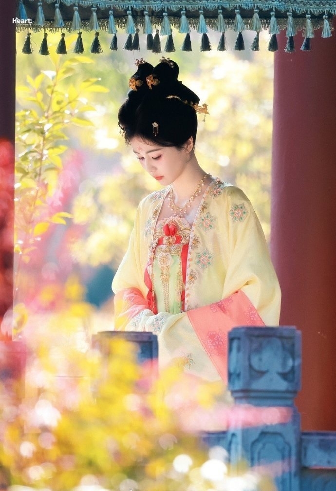 "Nữ thần mùa xuân" đẹp ngây ngất ở phim mới: Nhan sắc hàng đầu Trung Quốc, trời sinh để đóng cổ trang 6 173572614327456488143 1735728307467 1735728308005136938604 1735751946155 17357519463011659579518