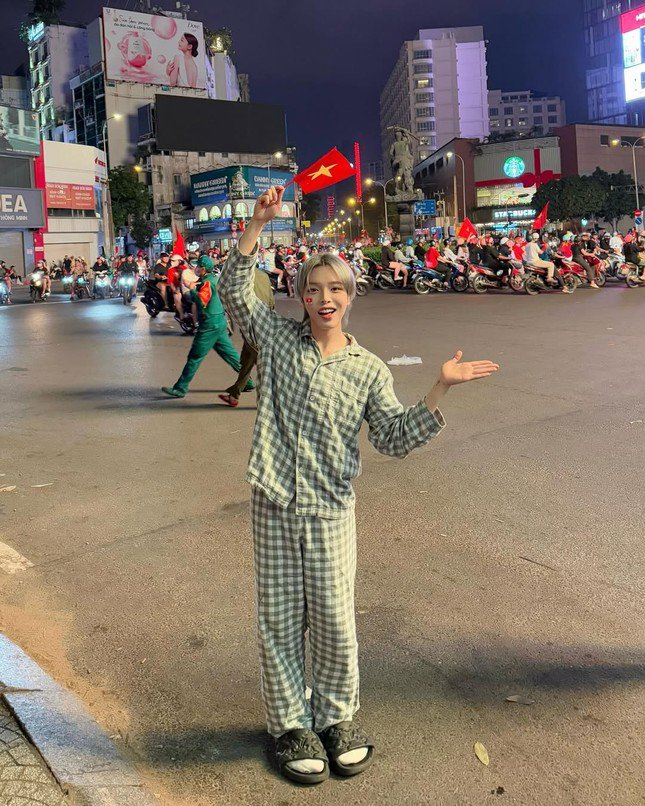 Đức Phúc mặc nguyên đồ ngủ xuống đường đi