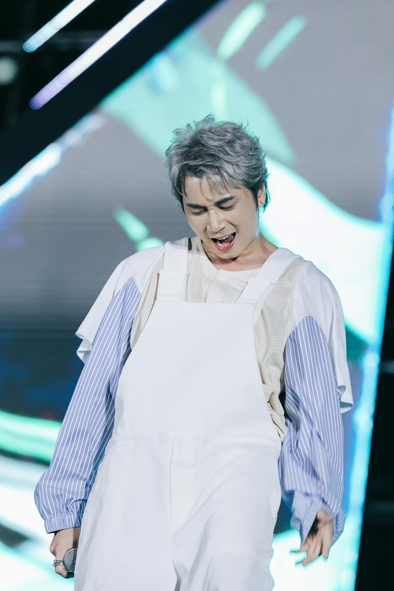 6-1736847872-205-width1366height2048 Cuộc chiến 'đốt tiền' của nhạc Việt - 6