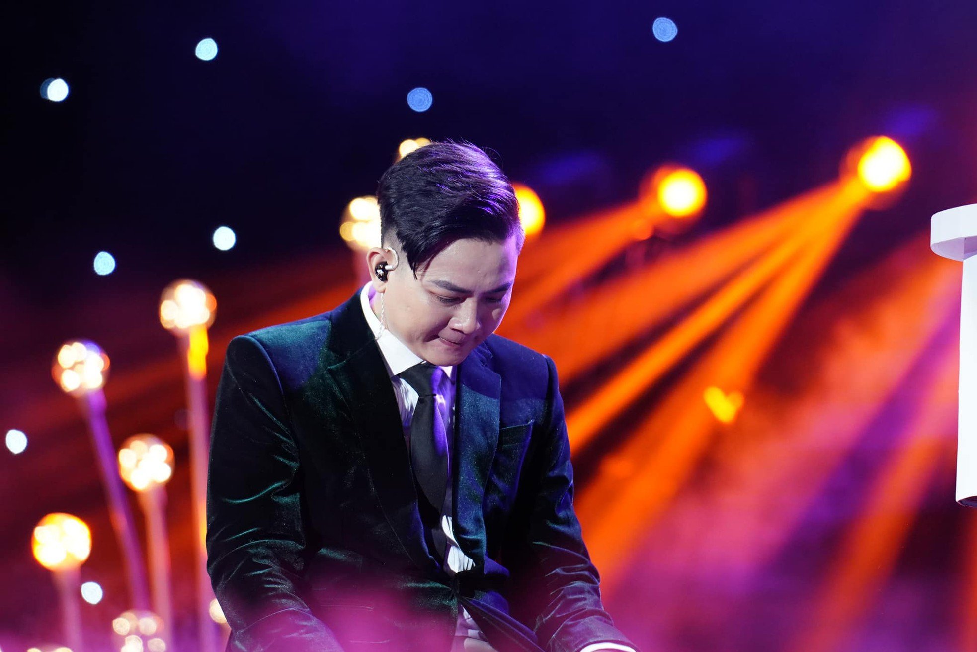 6-1743149706-685-width1966height1311 Hoài Lâm vẫn là giọng ca được khán giả yêu thích đặc biệt.