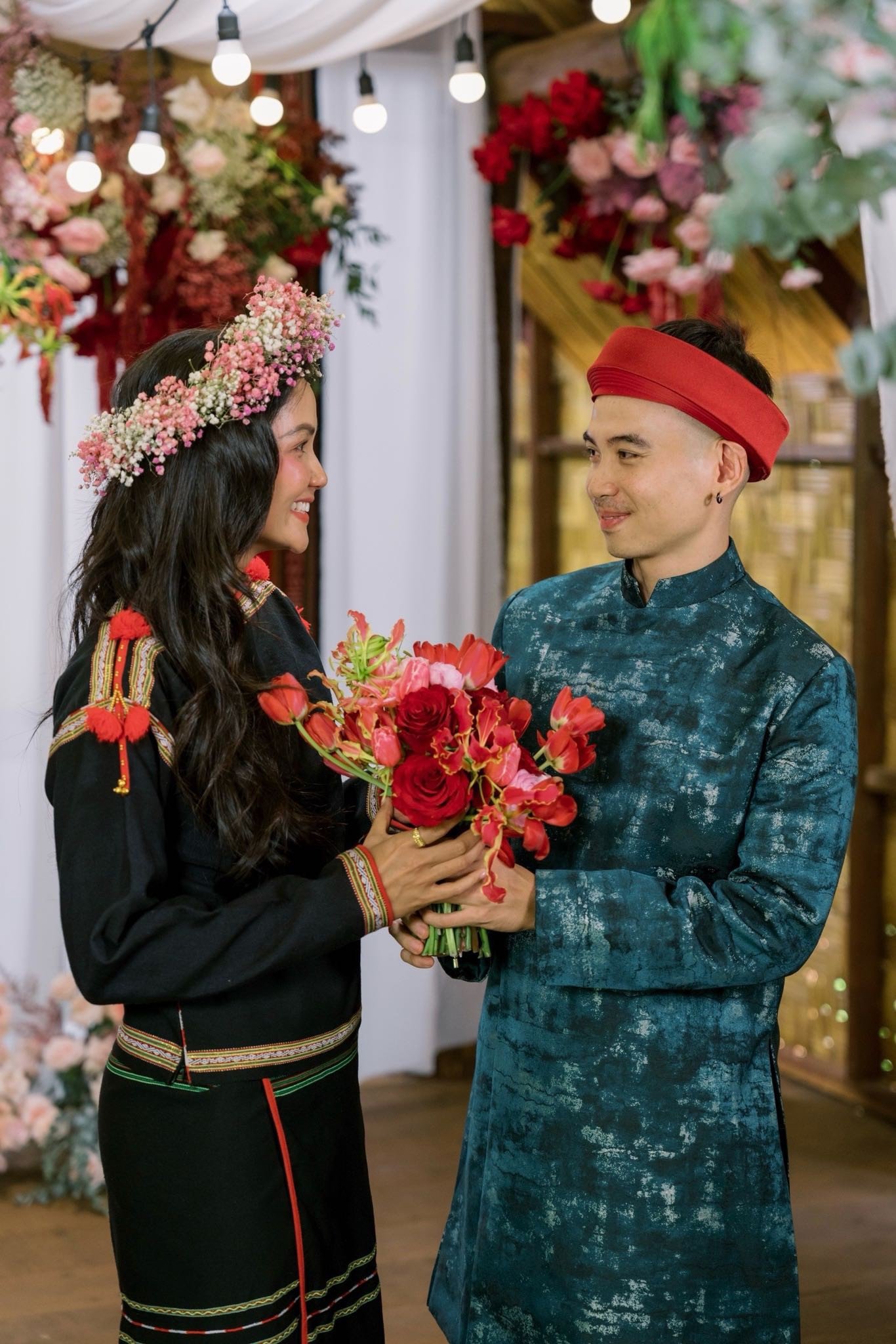 Nhiếp ảnh gia và bạn gái yêu nhau 7 năm, trải qua nhiều sóng gió trước khi về chung nhà. Dịp Valentine, Hoa hậu Hoàn vũ Việt Nam 2017 chia sẻ cô và Tuấn Khôi đã đăng ký kết hôn. Cô cũng cho biết đã chuẩn bị tâm lý làm vợ, học cách nhường nhịn, yêu thương và sẵn sàng làm mẹ.