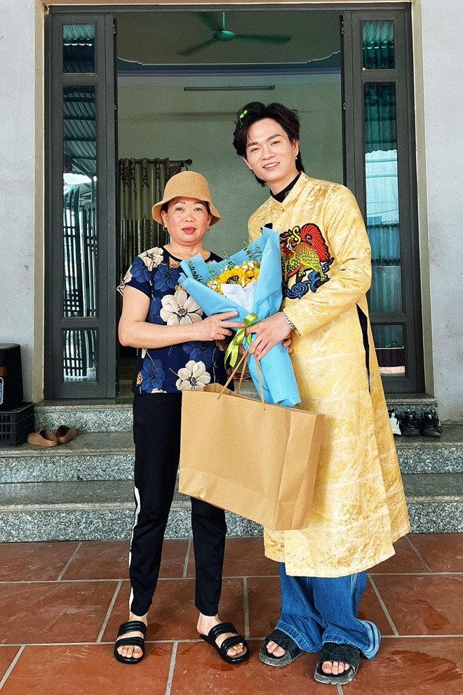 Tuấn Cry và mẹ.