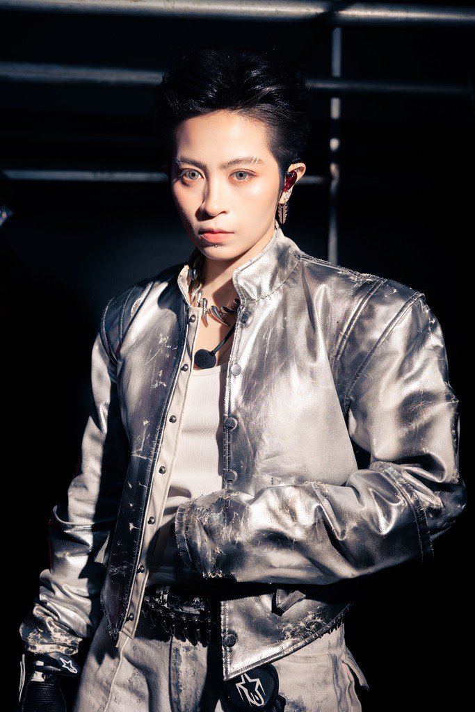 6-1744679861-571-width683height1024 Ngoài những màn biểu diễn ấn tượng, trang phục của hơn 40 chị đẹp cũng được khán giả chú ý.