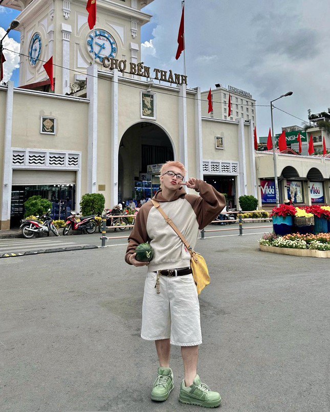 Sơn Tùng đi chợ Bến Thành, nhét xoài, măng cụt vào túi 300 triệu đồng - 6