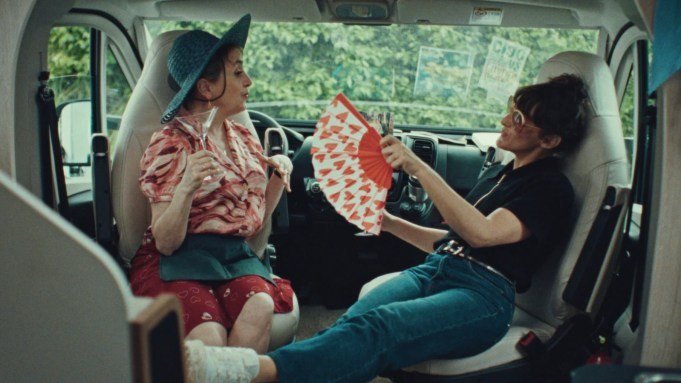 Bộ phim mở màn Cannes nhận tràng pháo tay 5 phút gây tranh cãi - 3