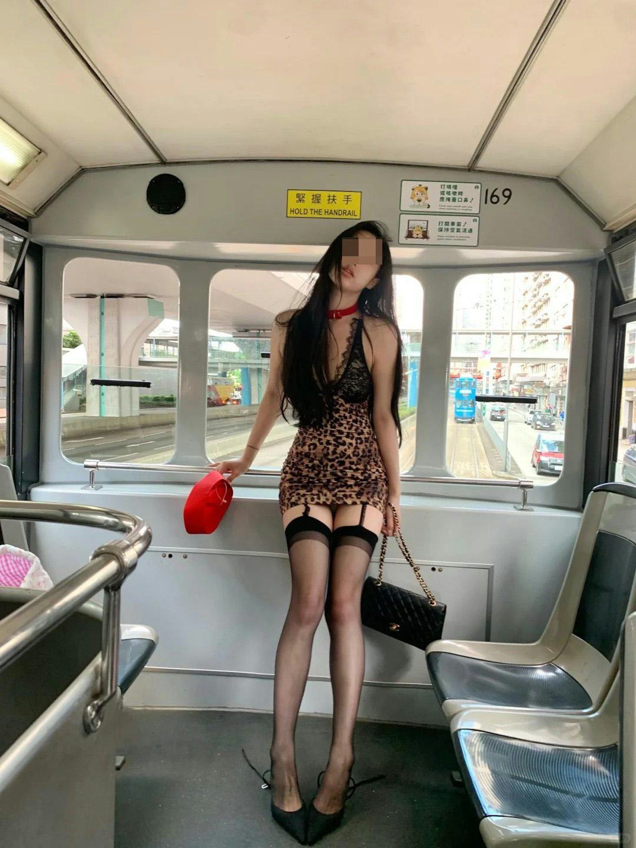 Cô gái trẻ mặc váy ôm ngắn, tạo dáng trên xe buýt gây tranh cãi - 2