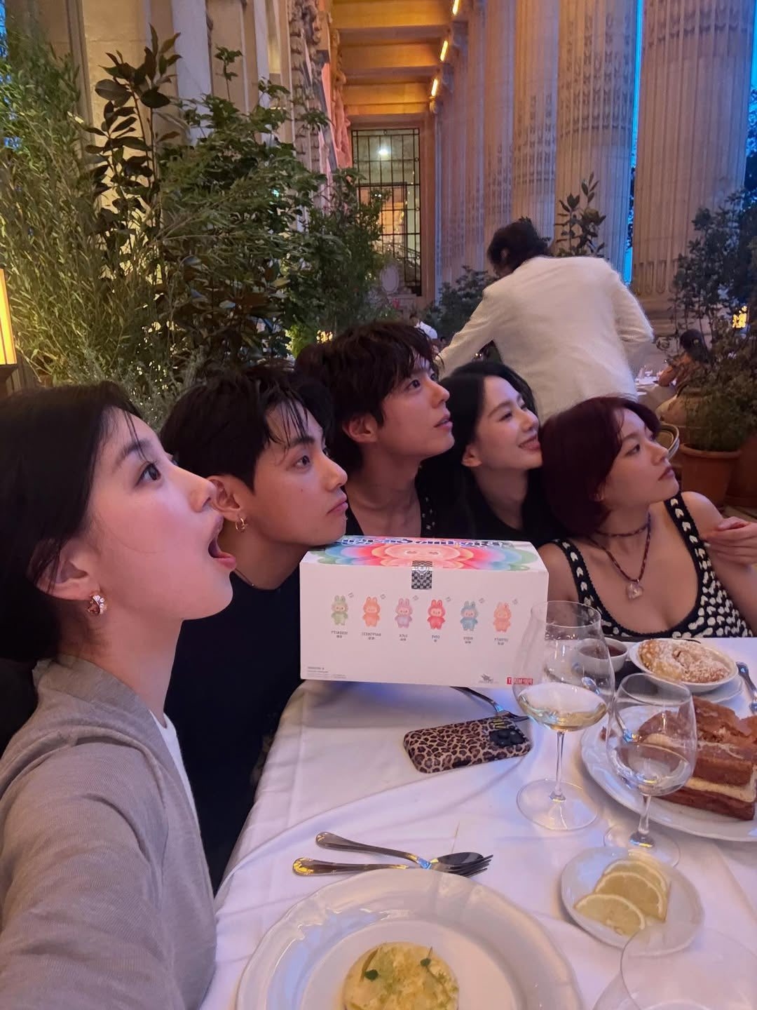 Nhan sắc của mỹ nhân hạng A này lạ lắm: Lên phim lờ đờ như 3 ngày không ngủ, ngoài đời