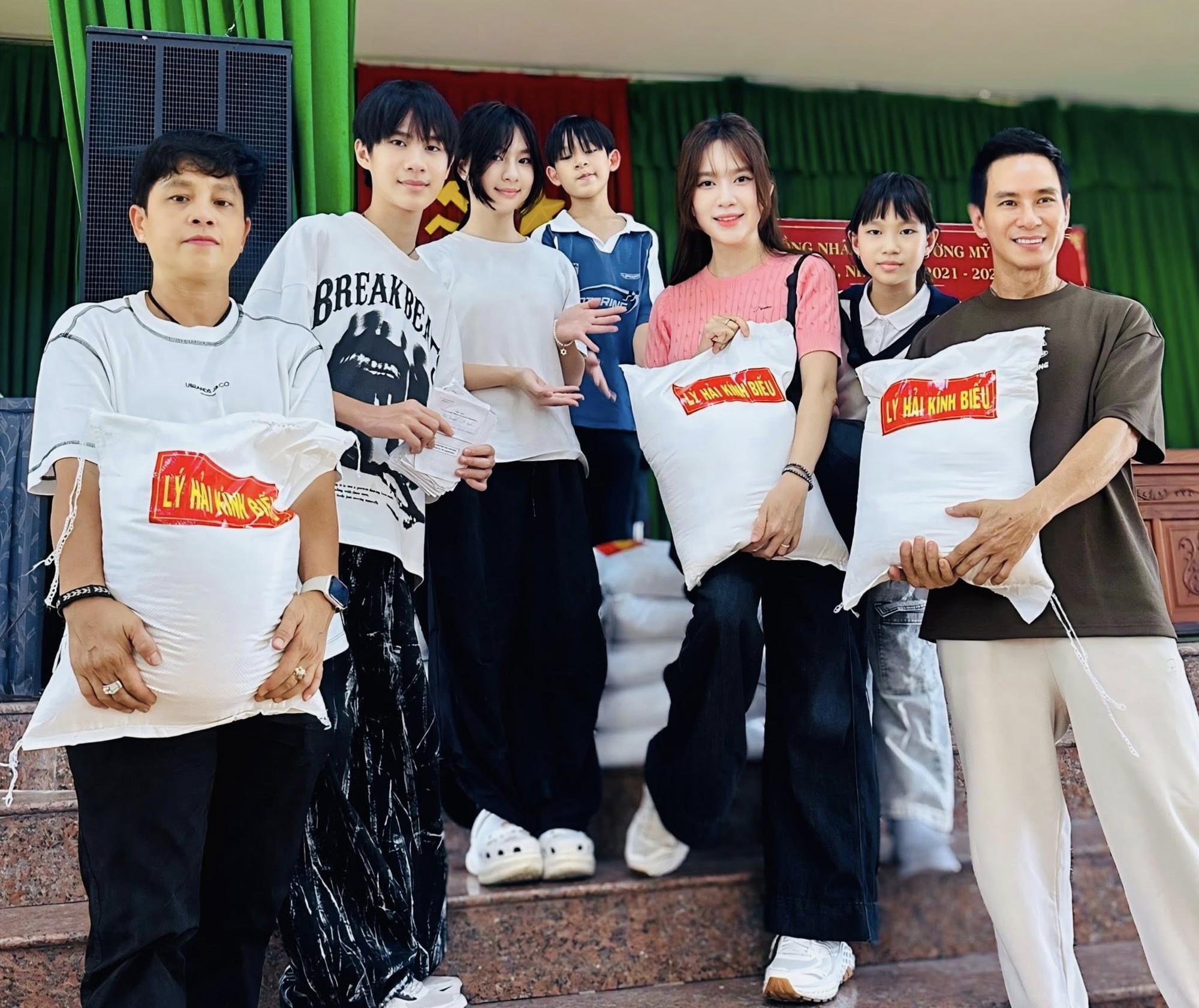 Con gái Lý Hải - Minh Hà lỡ miệng nói 1 từ trong livestream, ngay lập tức được mẹ dạy dỗ- Ảnh 4. Con gái Lý Hải - Minh Hà lỡ miệng nói 1 từ trong livestream, ngay lập tức được mẹ dạy dỗ- Ảnh 4.