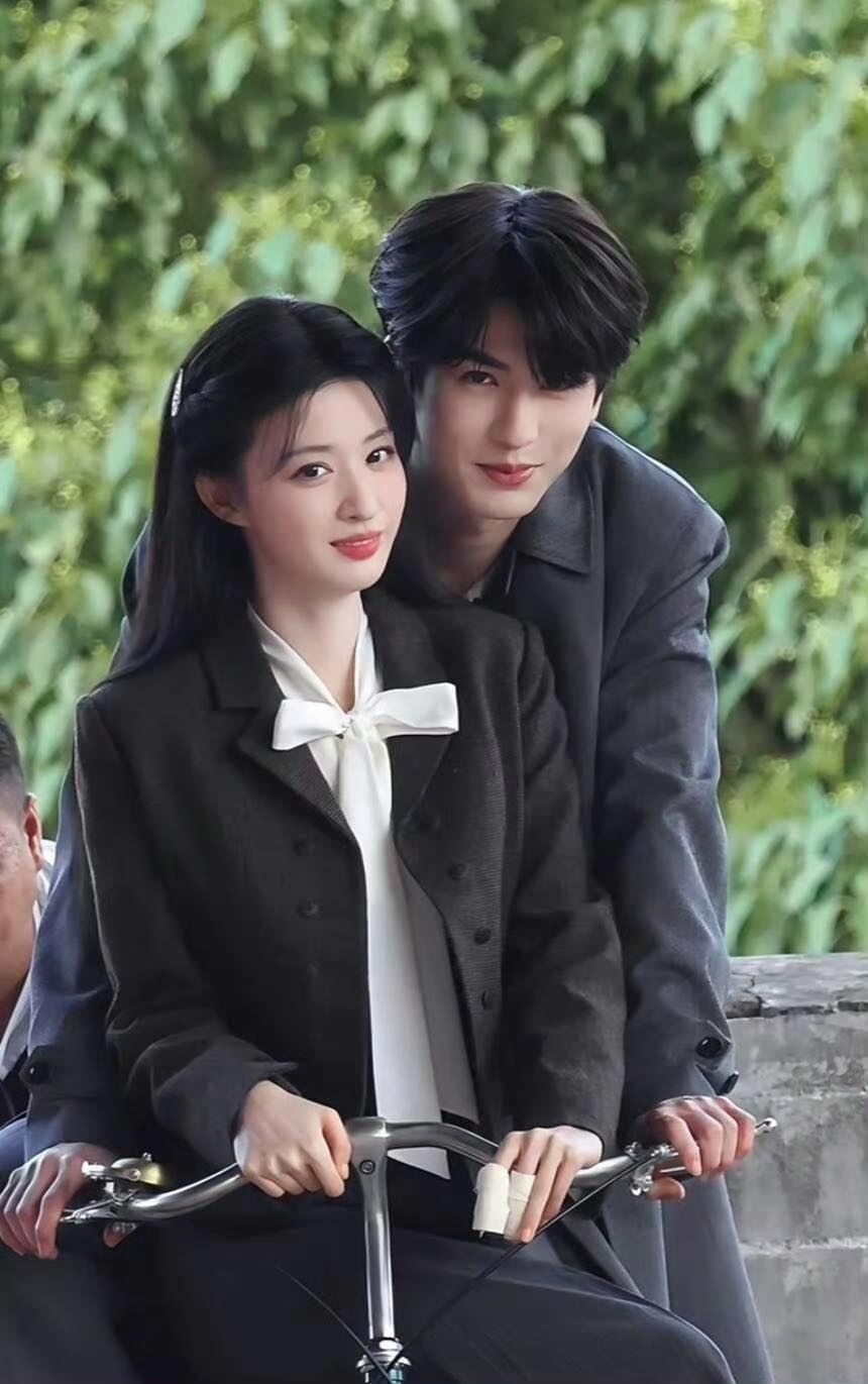 Tuy mong ngóng ngày được xem Giây Phút Ấy Vượt Giới Hạn nhưng netizen cũng chuẩn bị tinh thần khóc hết nước mắt với bi kịch của các nhân vật. Phim kể về Mộ Dung Thanh Dịch, sinh ra là thiếu gia nhưng vì nhầm lẫn mà rơi vào một gia đình nghèo khó, bị bố đối xử tệ bạc. Khi Thanh Dịch bỏ nhà đi đã được Nhậm Tố Tố giúp đỡ mà chẳng ngờ vì thế, gia đình cô gặp phải họa lớn.