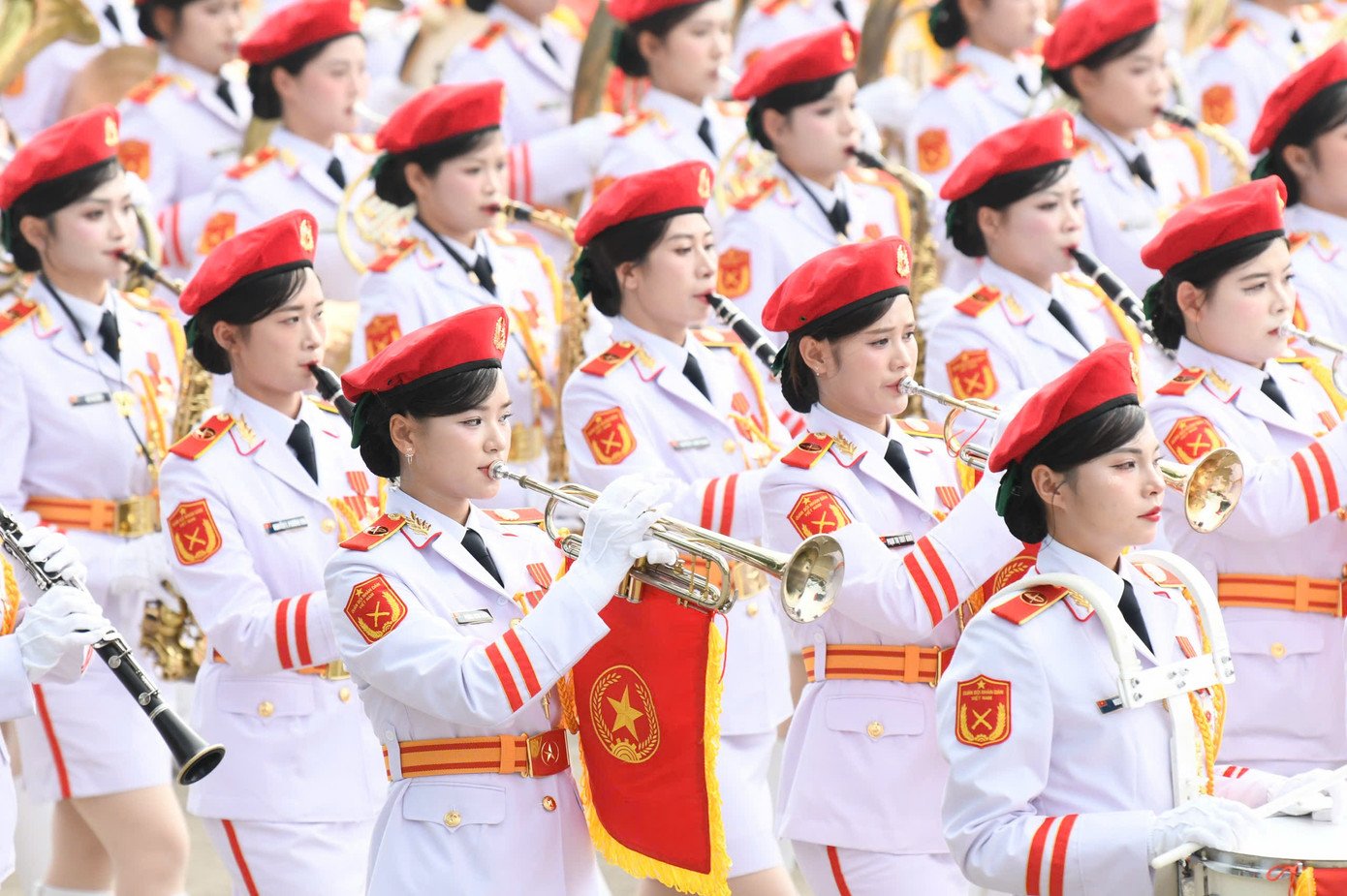 6-1756817597-270-width1390height925 Trong cuộc đấu tranh giải phóng dân tộc, thống nhất đất nước, tiếng kèn xung trận của các chiến sĩ Quân nhạc đã tiếp thêm sức mạnh, thôi thúc quân và dân ta anh dũng chiến đấu, chiến thắng mọi kẻ thù xâm lược. Ngày nay, những âm thanh hùng tráng đầy tự hào ấy tiếp tục ngân vang trong các sự kiện trọng đại của đất nước, cổ vũ toàn Đảng, toàn dân, toàn quân chung sức, đồng lòng xây dựng đất nước ngày càng phồn vinh, hạnh phúc.