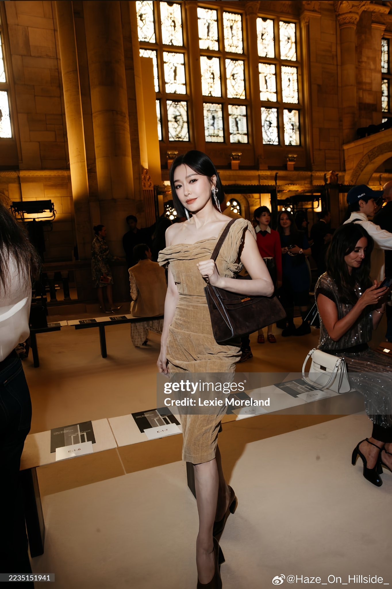 Cả phố náo loạn khi mỹ nhân này vừa bước xuống xe: Người đâu mà đẹp thế không biết, sang đến từng hơi thở- Ảnh 12.