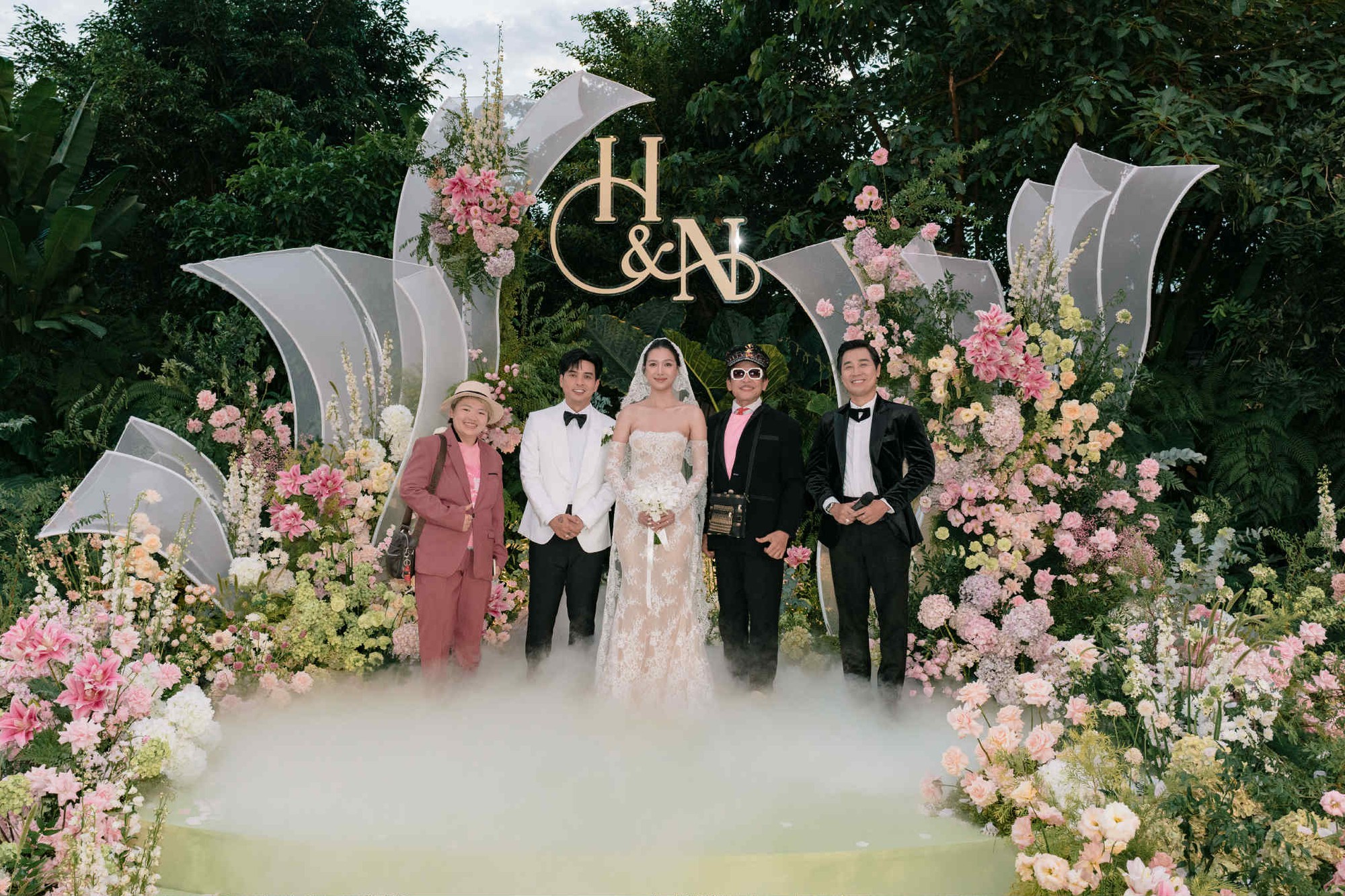 MC Thanh Bạch và những lần dự đám cưới với trang phục lấn át cả cô dâu- Ảnh 1.