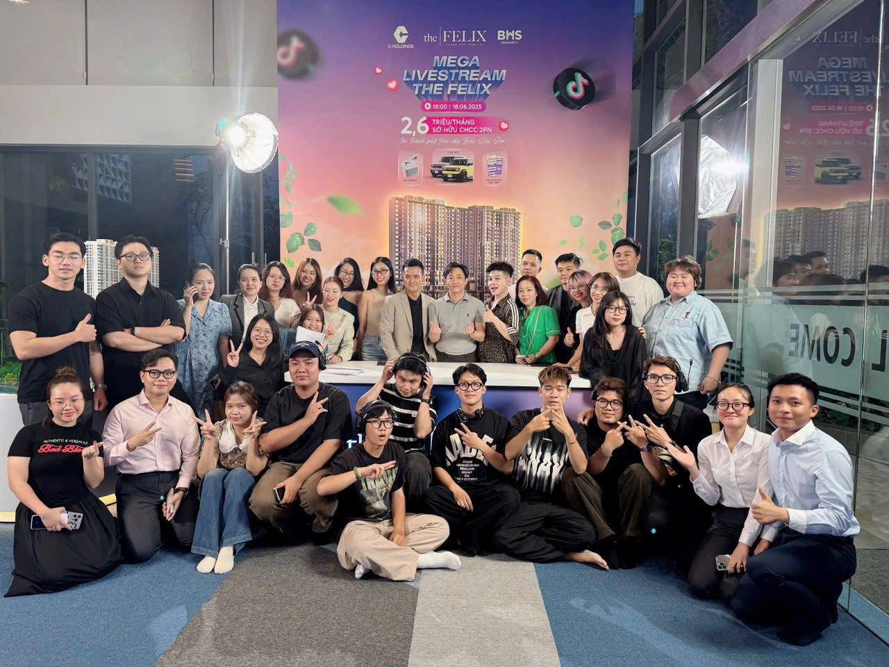 Cường Đô La vướng tranh cãi vì thái độ lạnh tanh khi bo tiền cho bảo vệ: Cường Đô La vướng tranh cãi vì thái độ lạnh tanh khi bo tiền cho bảo vệ: