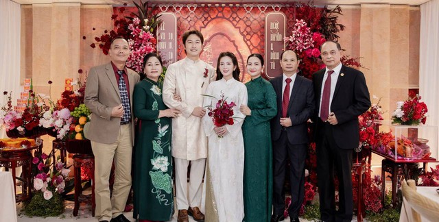 Đình Tú - Ngọc Huyền quá đẹp đôi trong lễ ăn hỏi, chú rể thổ lộ mất ngủ cả đêm!- Ảnh 6. Đình Tú - Ngọc Huyền quá đẹp đôi trong lễ ăn hỏi, chú rể thổ lộ mất ngủ cả đêm!- Ảnh 6.