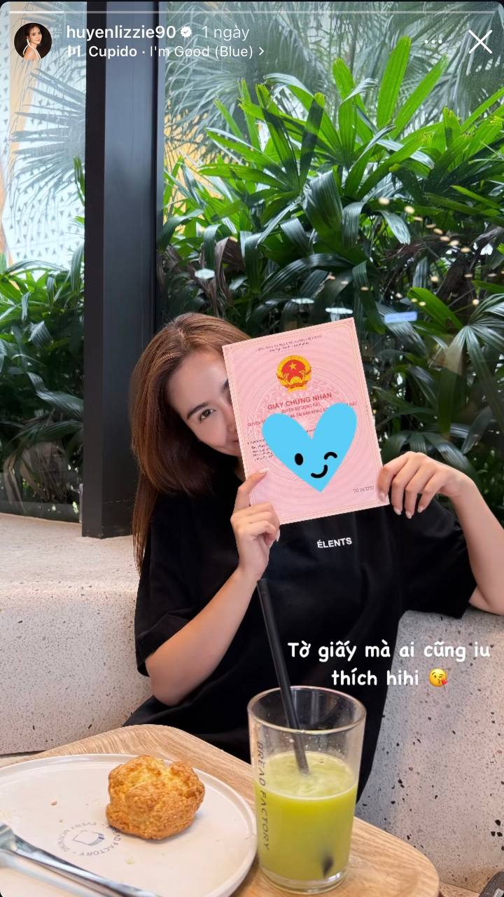 Hot girl xinh đẹp khoe số dư khủng, sổ đỏ cả sấp, cư dân mạng nhiệt tình Hot girl xinh đẹp khoe số dư khủng, sổ đỏ cả sấp, cư dân mạng nhiệt tình