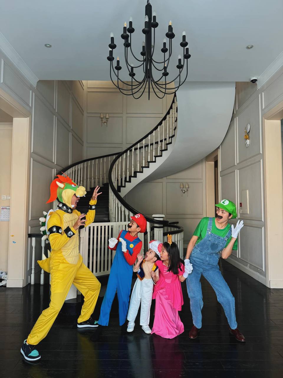 3 nhóc tỳ hot không kém nhà Lọ Lem: Thuộc gia tộc quyền lực sở hữu tập đoàn đa quốc gia, tài sản khổng lồ- Ảnh 1. 3 nhóc tỳ hot không kém nhà Lọ Lem: Thuộc gia tộc quyền lực sở hữu tập đoàn đa quốc gia, tài sản khổng lồ- Ảnh 1.