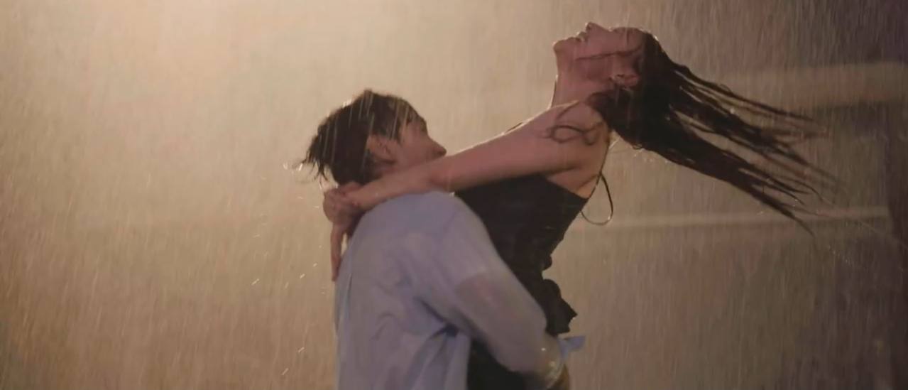 Tóm dính cặp đôi Vbiz công khai ôm ấp dưới mưa, đẹp đôi thế này ngôn tình chưa chắc viết nổi- Ảnh 3.