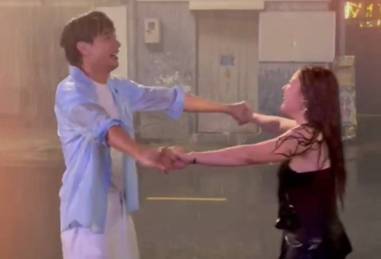 Tóm dính cặp đôi Vbiz công khai ôm ấp dưới mưa, đẹp đôi thế này ngôn tình chưa chắc viết nổi- Ảnh 2.