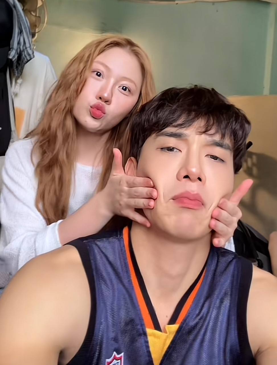 Tóm dính cặp đôi Vbiz công khai ôm ấp dưới mưa, đẹp đôi thế này ngôn tình chưa chắc viết nổi- Ảnh 9.