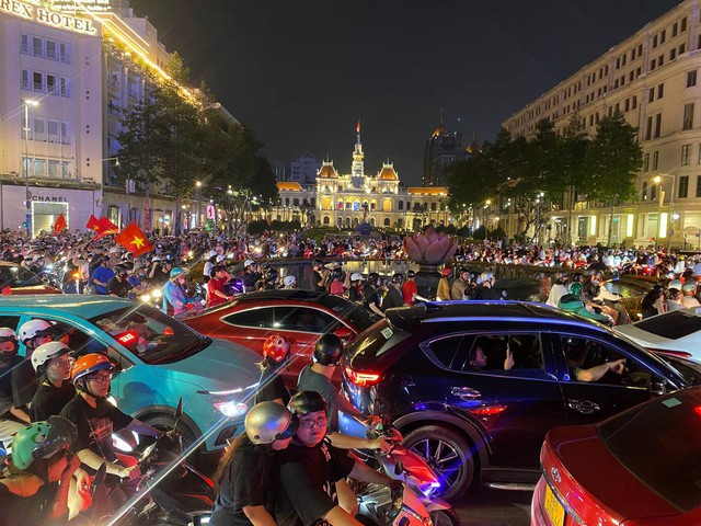 Hoa hậu Thuỳ Tiên cổ vũ tuyển Việt Nam “bằng cả tính mạng”, hú hét rớt cả hình tượng!- Ảnh 6. Hoa hậu Thuỳ Tiên cổ vũ tuyển Việt Nam “bằng cả tính mạng”, hú hét rớt cả hình tượng!- Ảnh 6.