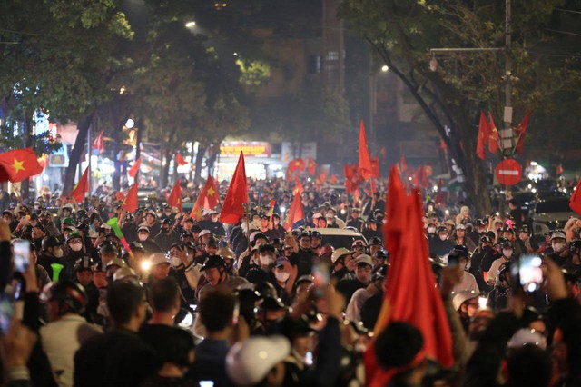 Hoa hậu Thuỳ Tiên cổ vũ tuyển Việt Nam “bằng cả tính mạng”, hú hét rớt cả hình tượng!- Ảnh 5. Hoa hậu Thuỳ Tiên cổ vũ tuyển Việt Nam “bằng cả tính mạng”, hú hét rớt cả hình tượng!- Ảnh 5.