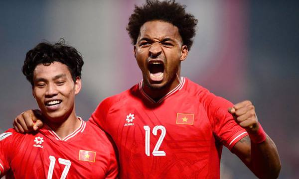 Hoa hậu Thuỳ Tiên cổ vũ tuyển Việt Nam “bằng cả tính mạng”, hú hét rớt cả hình tượng!- Ảnh 4. Hoa hậu Thuỳ Tiên cổ vũ tuyển Việt Nam “bằng cả tính mạng”, hú hét rớt cả hình tượng!- Ảnh 4.