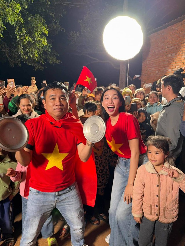 Hoa hậu Thuỳ Tiên cổ vũ tuyển Việt Nam “bằng cả tính mạng”, hú hét rớt cả hình tượng!- Ảnh 2. Hoa hậu Thuỳ Tiên cổ vũ tuyển Việt Nam “bằng cả tính mạng”, hú hét rớt cả hình tượng!- Ảnh 2.