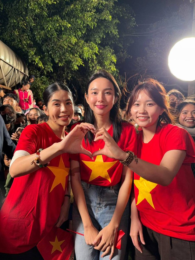 Hoa hậu Thuỳ Tiên cổ vũ tuyển Việt Nam “bằng cả tính mạng”, hú hét rớt cả hình tượng!- Ảnh 3. Hoa hậu Thuỳ Tiên cổ vũ tuyển Việt Nam “bằng cả tính mạng”, hú hét rớt cả hình tượng!- Ảnh 3.