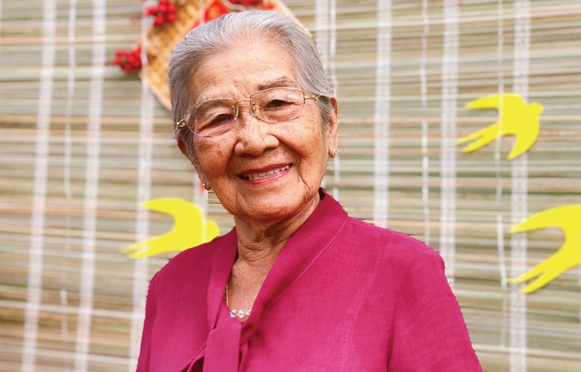 Nữ NSƯT sở hữu nhà 30 tỷ tại trung tâm TP.HCM, U100 vẫn làm móng, trang điểm, tự lái xe máy đi làm- Ảnh 1.