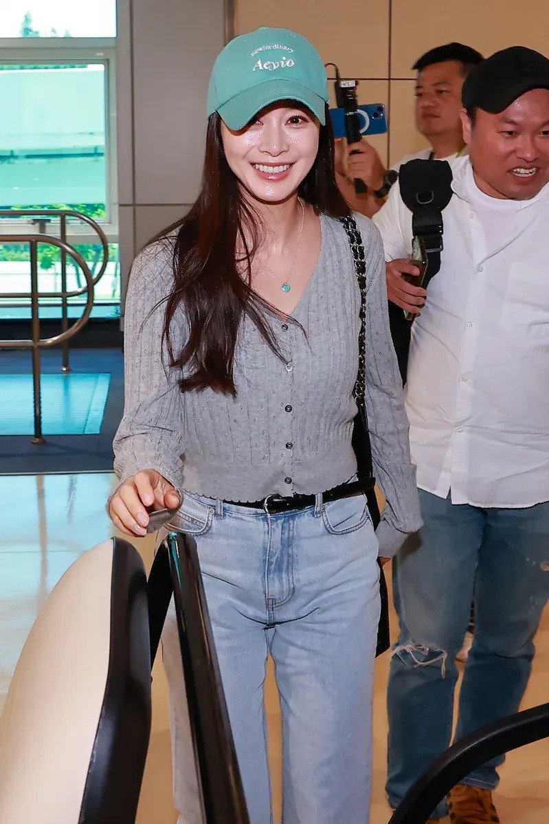 Kim Tae Hee mặt bóng dầu như bôi mỡ, đơ như tượng sáp- Ảnh 5. Kim Tae Hee mặt bóng dầu như bôi mỡ, đơ như tượng sáp- Ảnh 5.